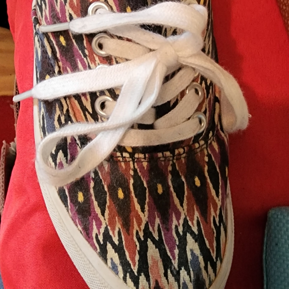 Tennis shoes